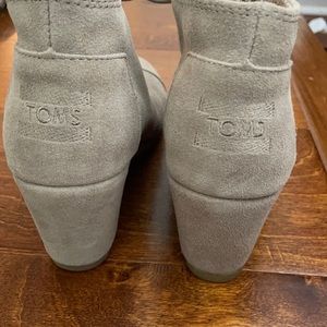 Tom’s closed toe booties size 6